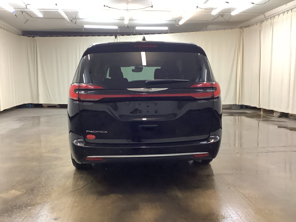 Used 2024 Chrysler Pacifica Touring-L image 7