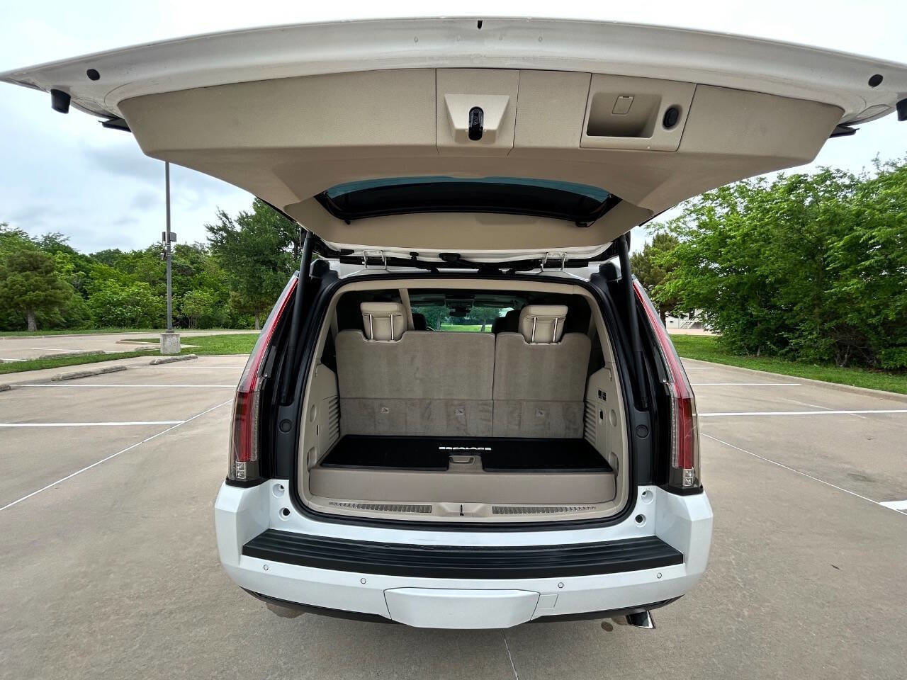 Used 2020 Cadillac Escalade Premium Luxury image 10