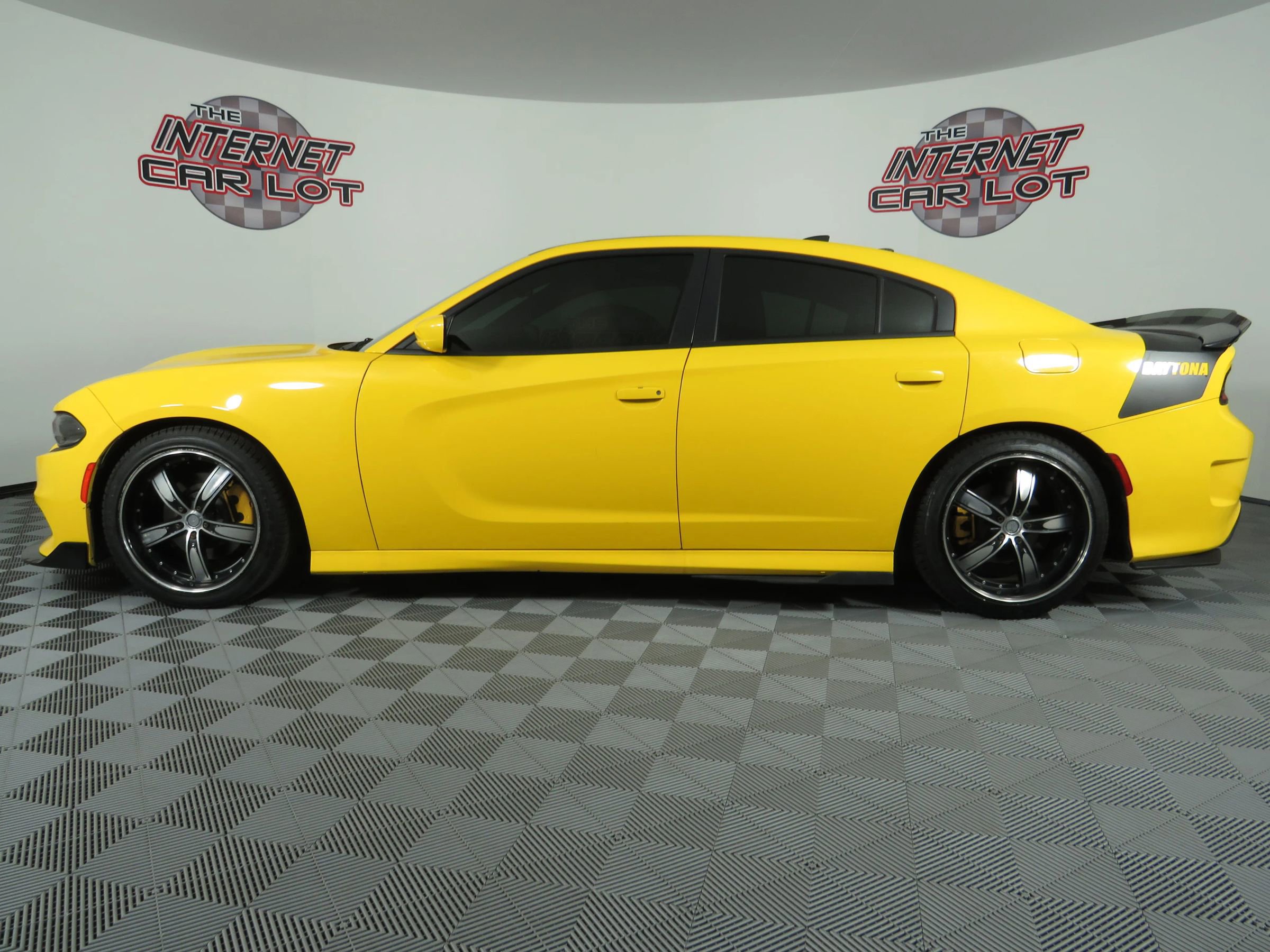 Used 2017 Dodge Charger R/T image 4