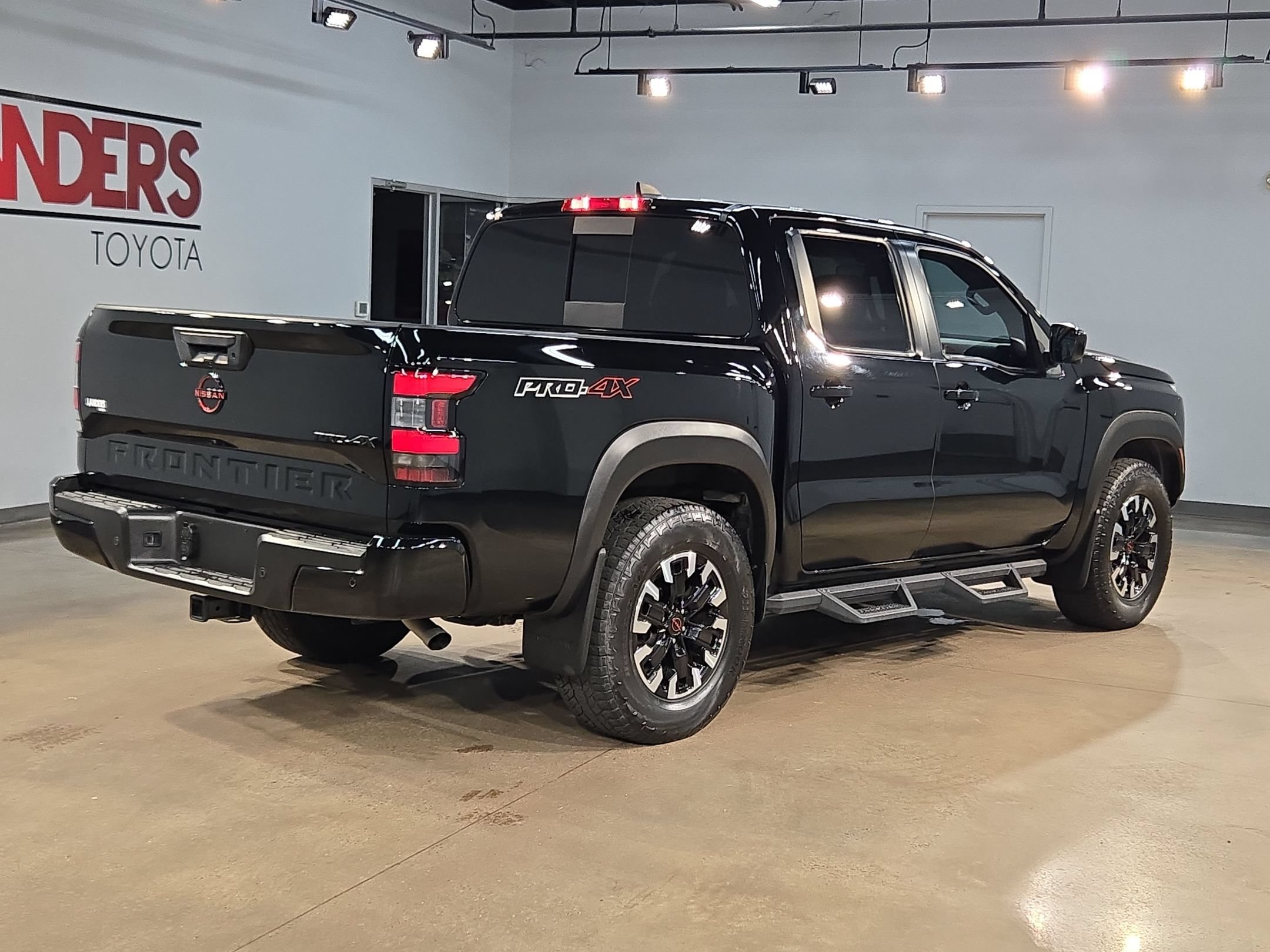 Used 2023 Nissan Frontier PRO-4X w/ Pro Convenience Package AWD/4WD image 7