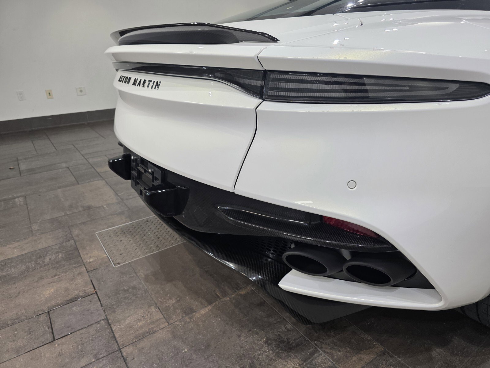 Used 2023 Aston Martin DBS Superleggera image 8