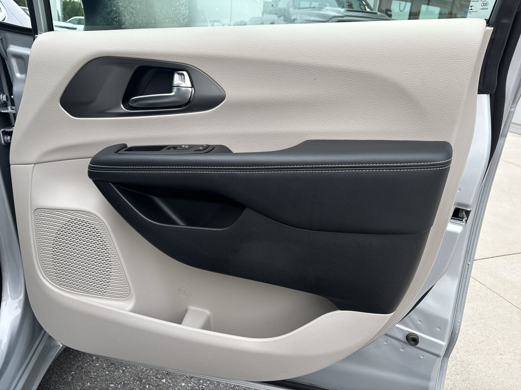 Used 2023 Chrysler Pacifica Touring-L FWD image 16