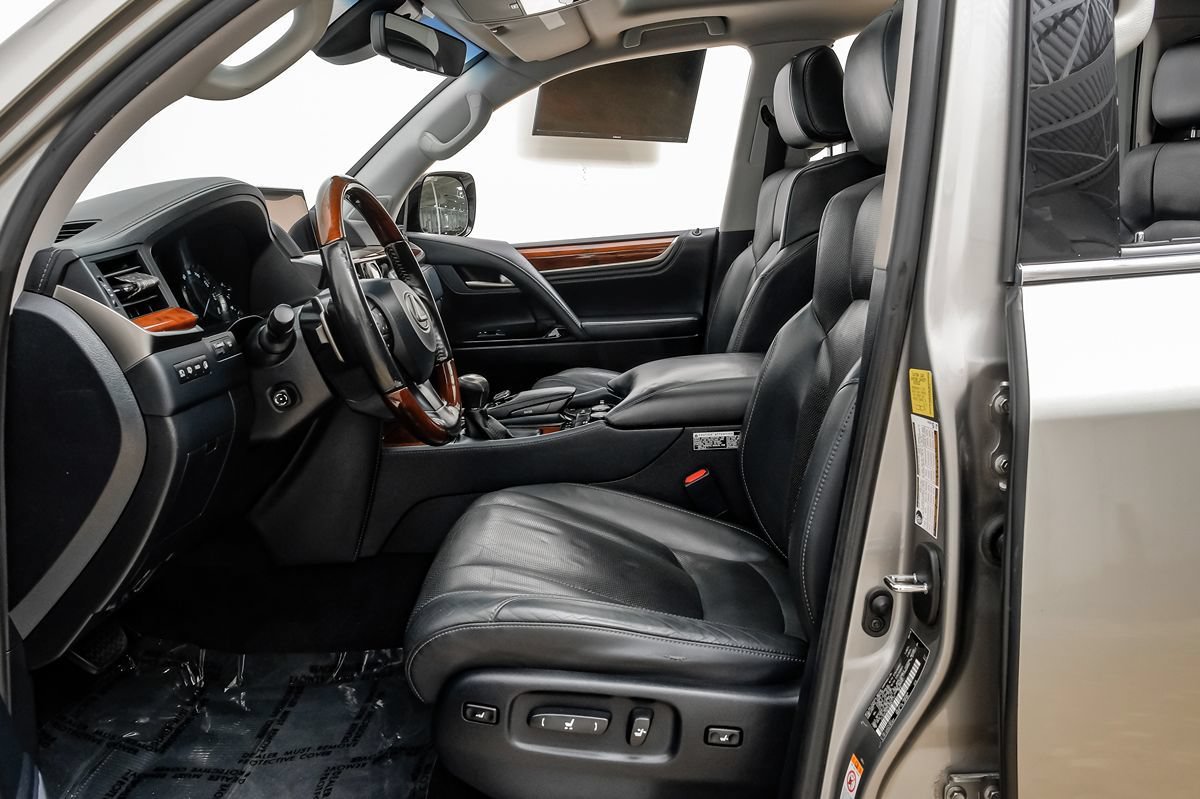 Used 2019 Lexus LX 570 4WD w/ Luxury Package image 4