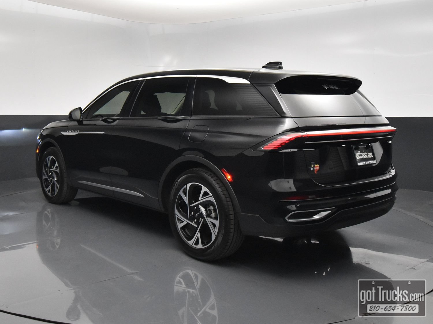 Used 2025 Lincoln Nautilus Premier AWD/4WD image 5