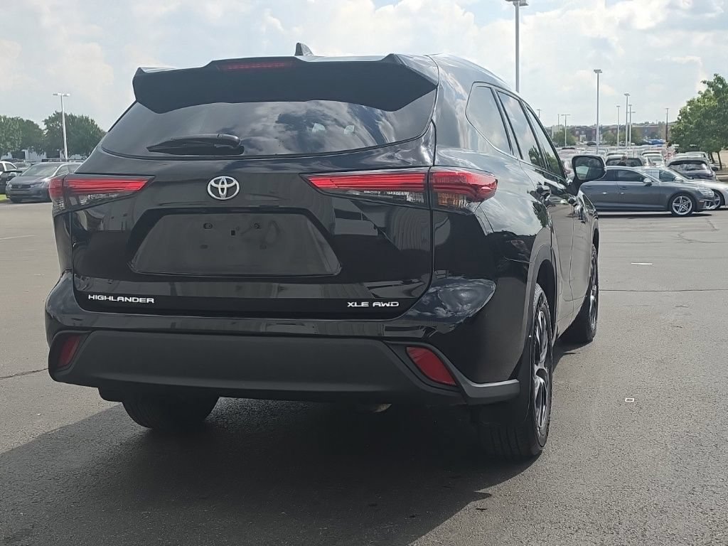 Used 2021 Toyota Highlander XLE AWD/4WD image 9