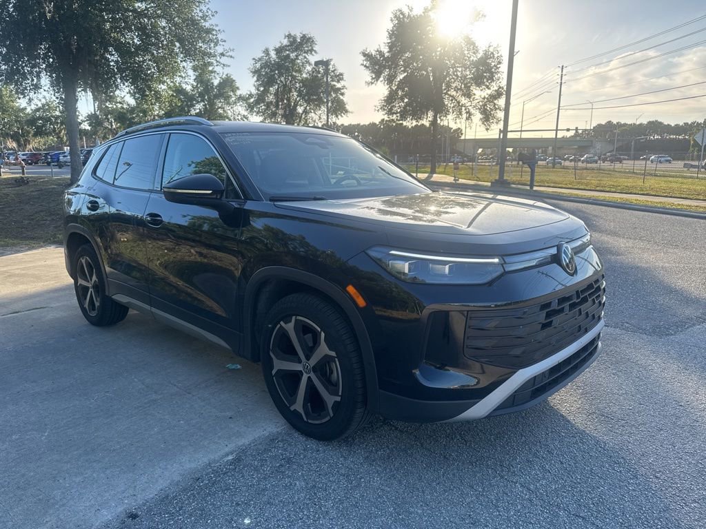 Used 2025 Volkswagen Tiguan SE FWD image 4