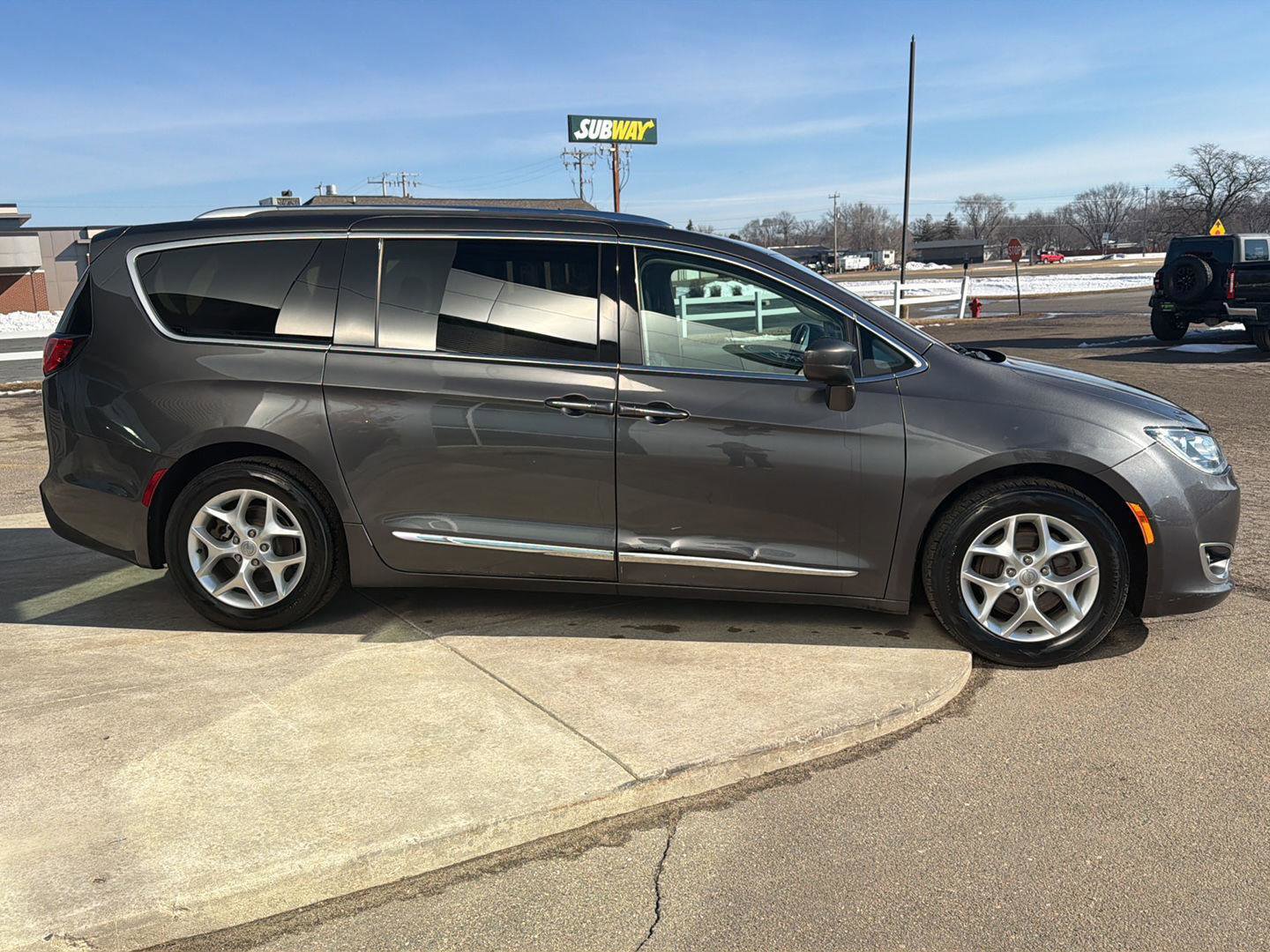 Used 2018 Chrysler Pacifica Touring-L Plus w/ Tire & Wheel Group FWD image 6