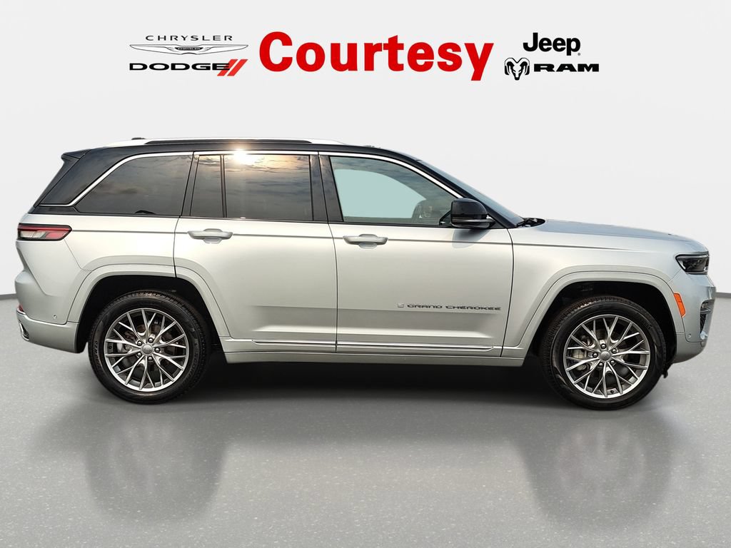 Certified 2022 Jeep Grand Cherokee Summit w/ Luxury Tech Group V AWD/4WD image 3