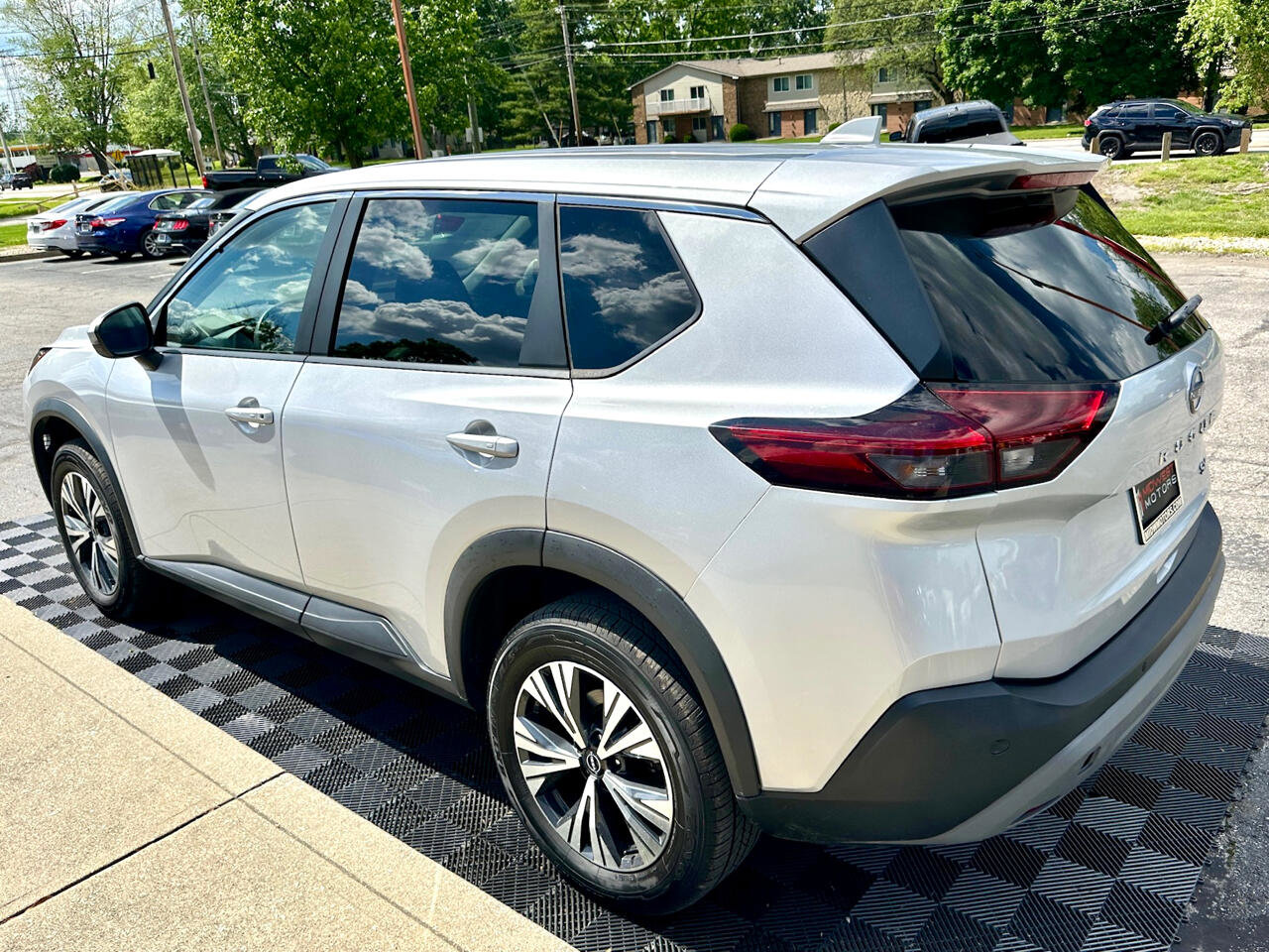 Used 2022 Nissan Rogue SV image 3