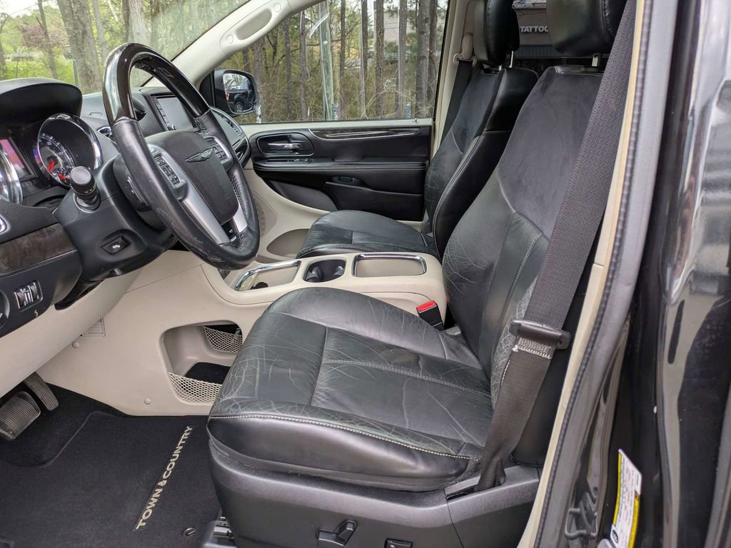 Used 2013 Chrysler Town & Country Limited w/ Luxury Group image 20