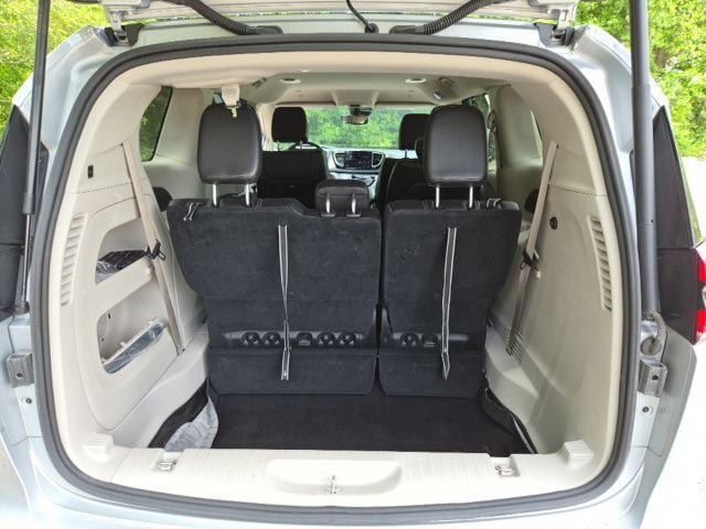Used 2023 Chrysler Pacifica Touring-L FWD image 9