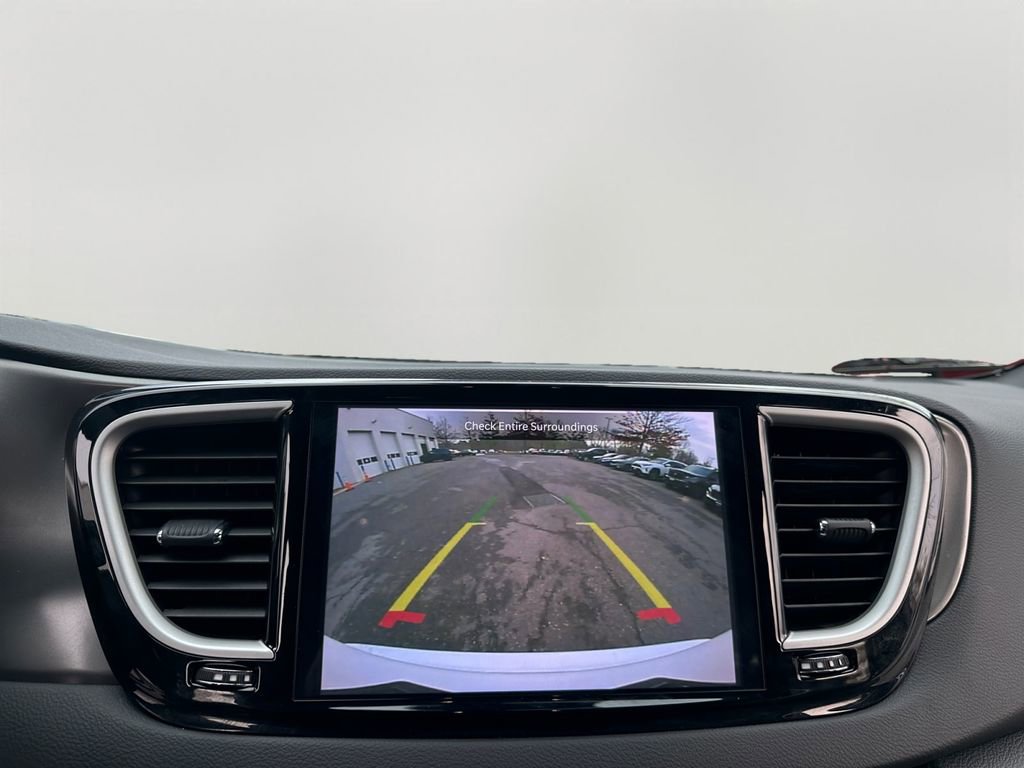 Used 2025 Chrysler Pacifica Select FWD image 16