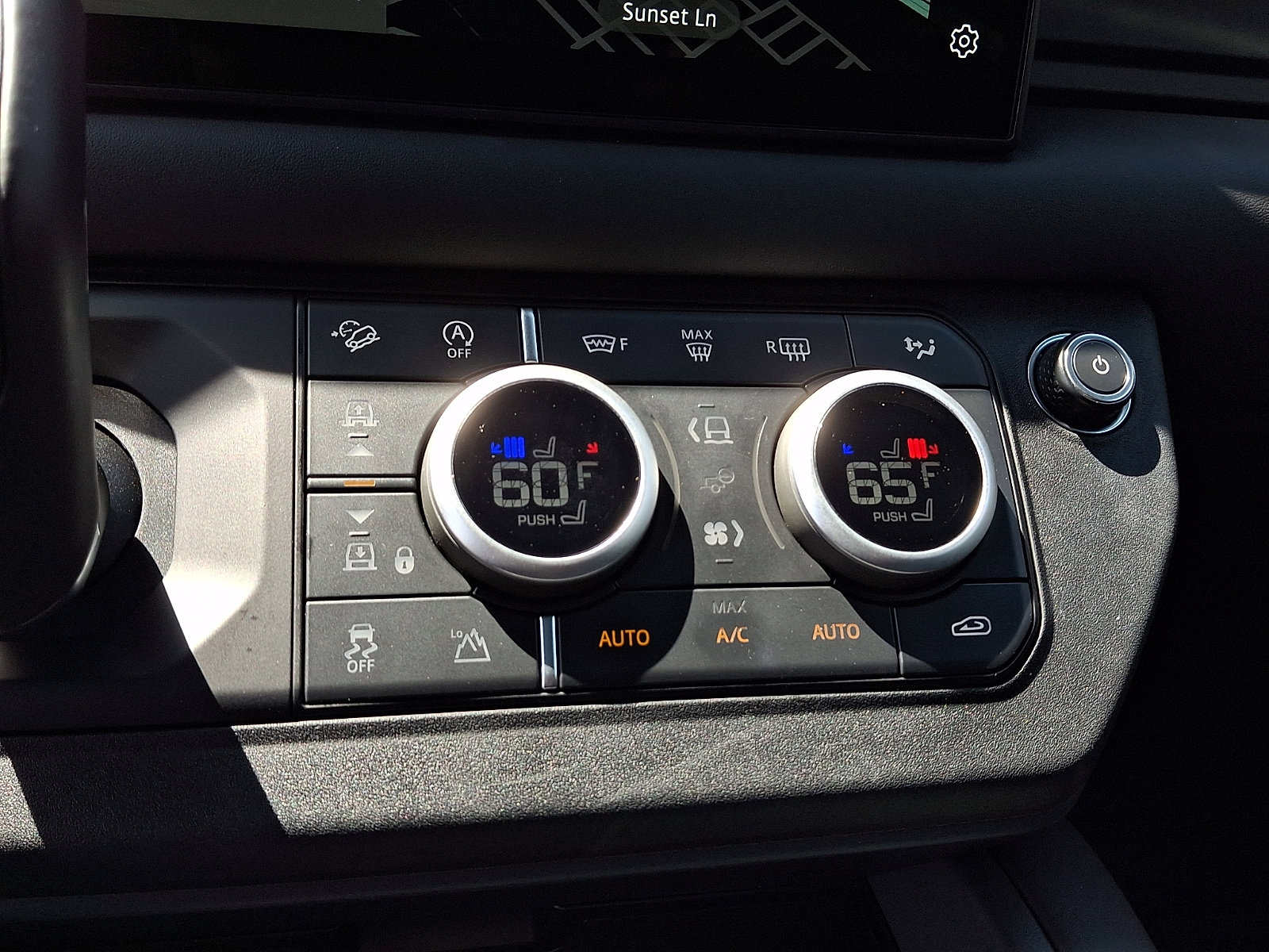 Used 2025 Land Rover Defender 110 X-Dynamic SE AWD/4WD image 16