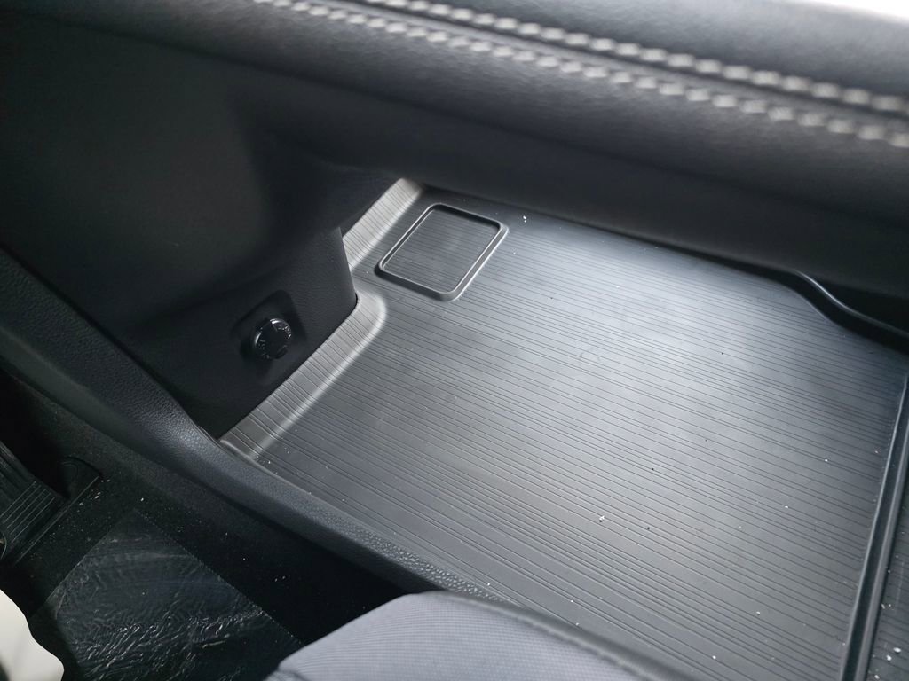 Used 2026 Toyota Sienna LE image 66