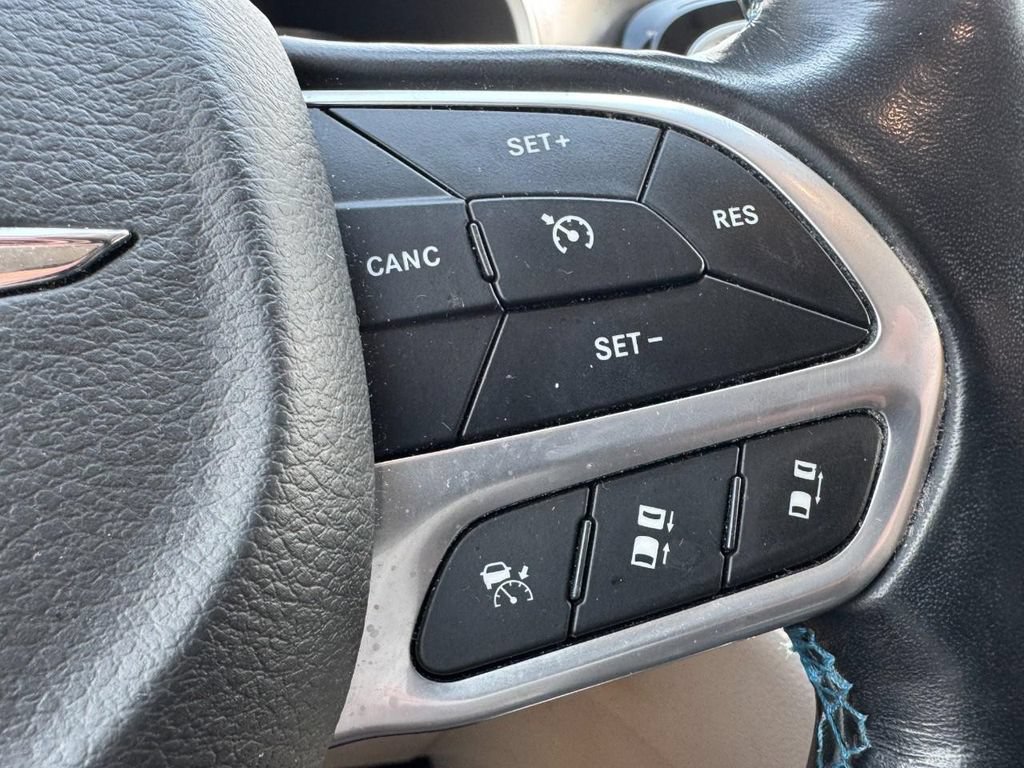 Used 2021 Chrysler Pacifica Touring-L FWD image 18