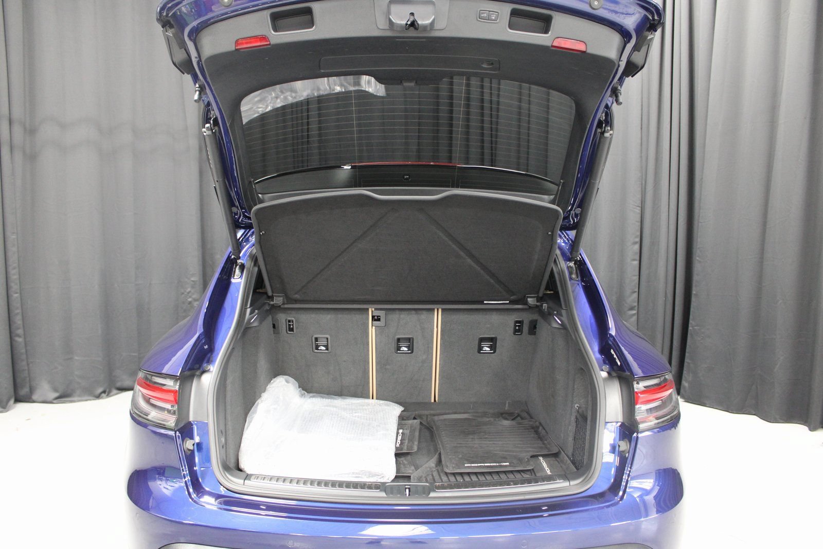 Certified 2025 Porsche Macan AWD/4WD image 15