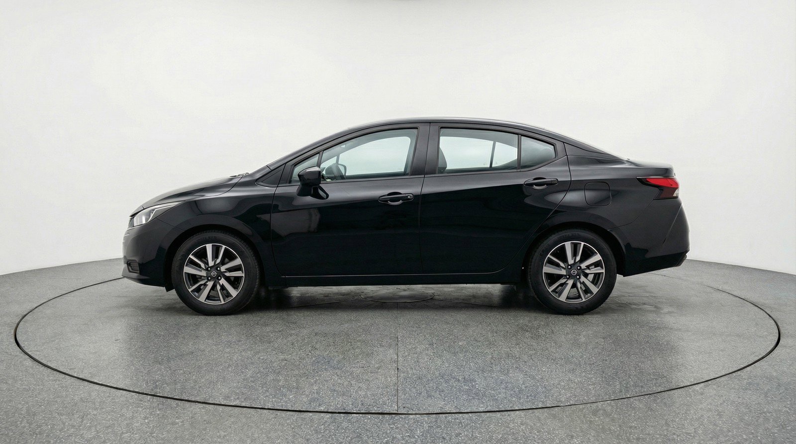 Used 2025 Nissan Versa SV image 5