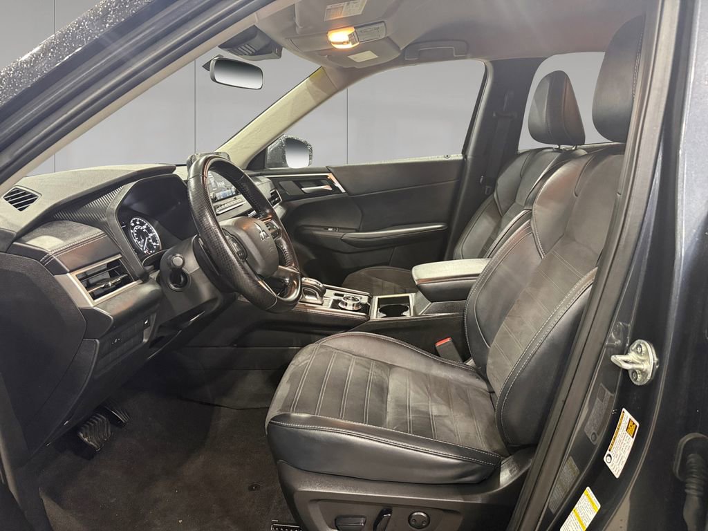 Used 2024 Mitsubishi Outlander SE Black Edition image 9