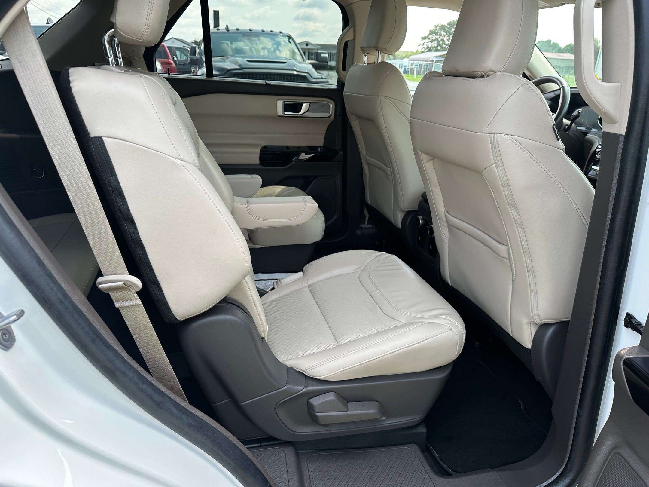 Used 2023 Ford Explorer Platinum AWD/4WD image 21