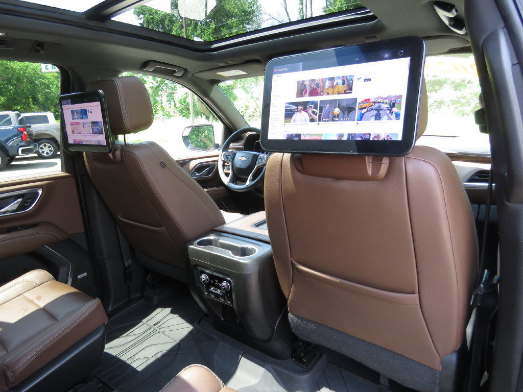 Used 2023 Chevrolet Suburban High Country w/ Premium Package 2 AWD/4WD image 18