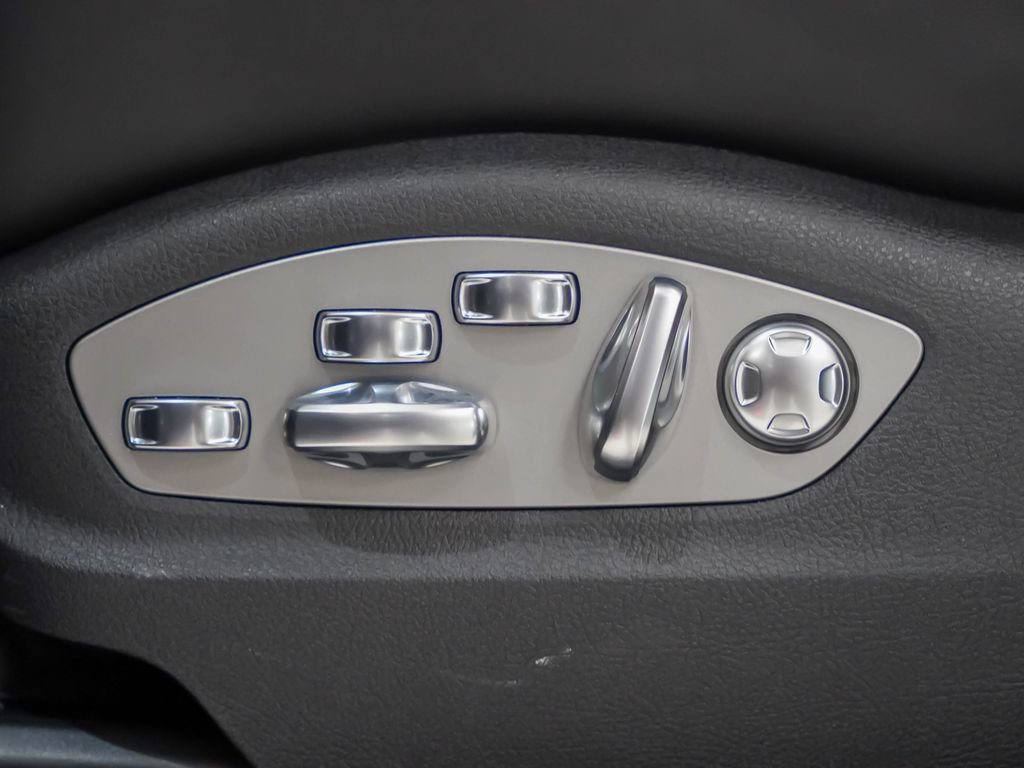 Certified 2026 Porsche Macan AWD/4WD image 24