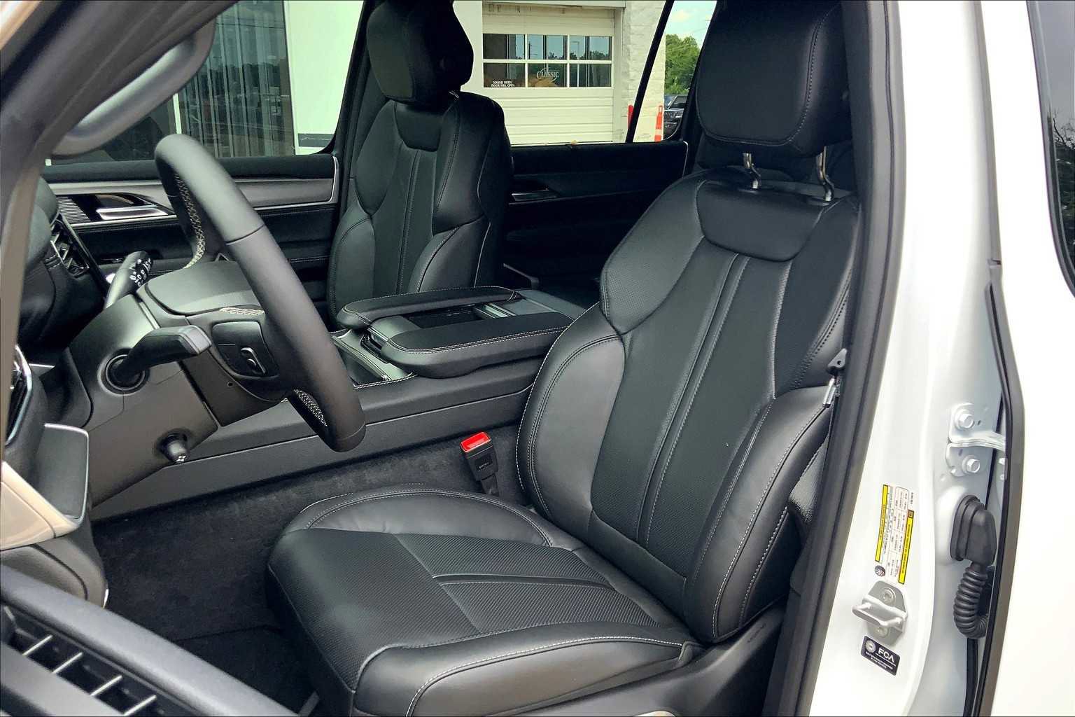 New 2025 Jeep Wagoneer w/ Convenience Group I image 9