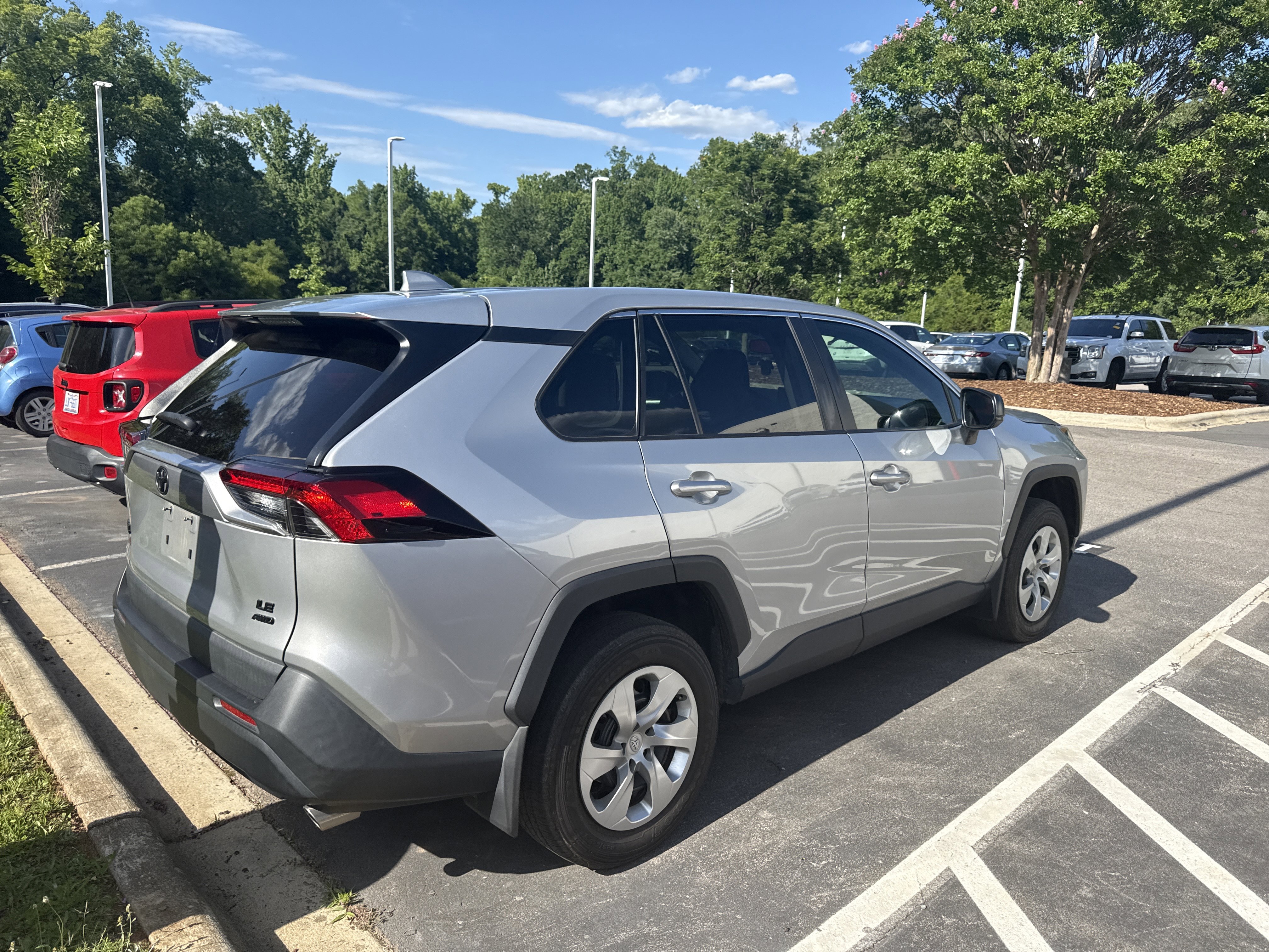 Used 2022 Toyota RAV4 LE AWD/4WD image 6