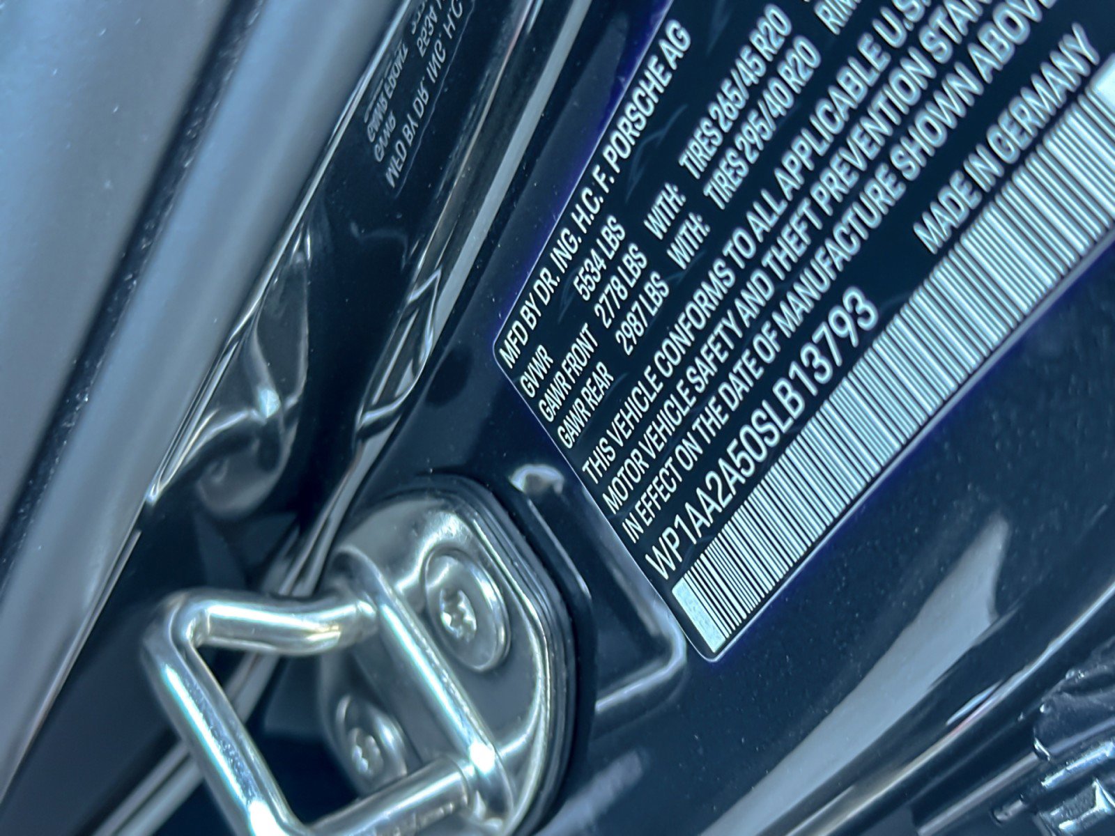 Certified 2025 Porsche Macan image 28