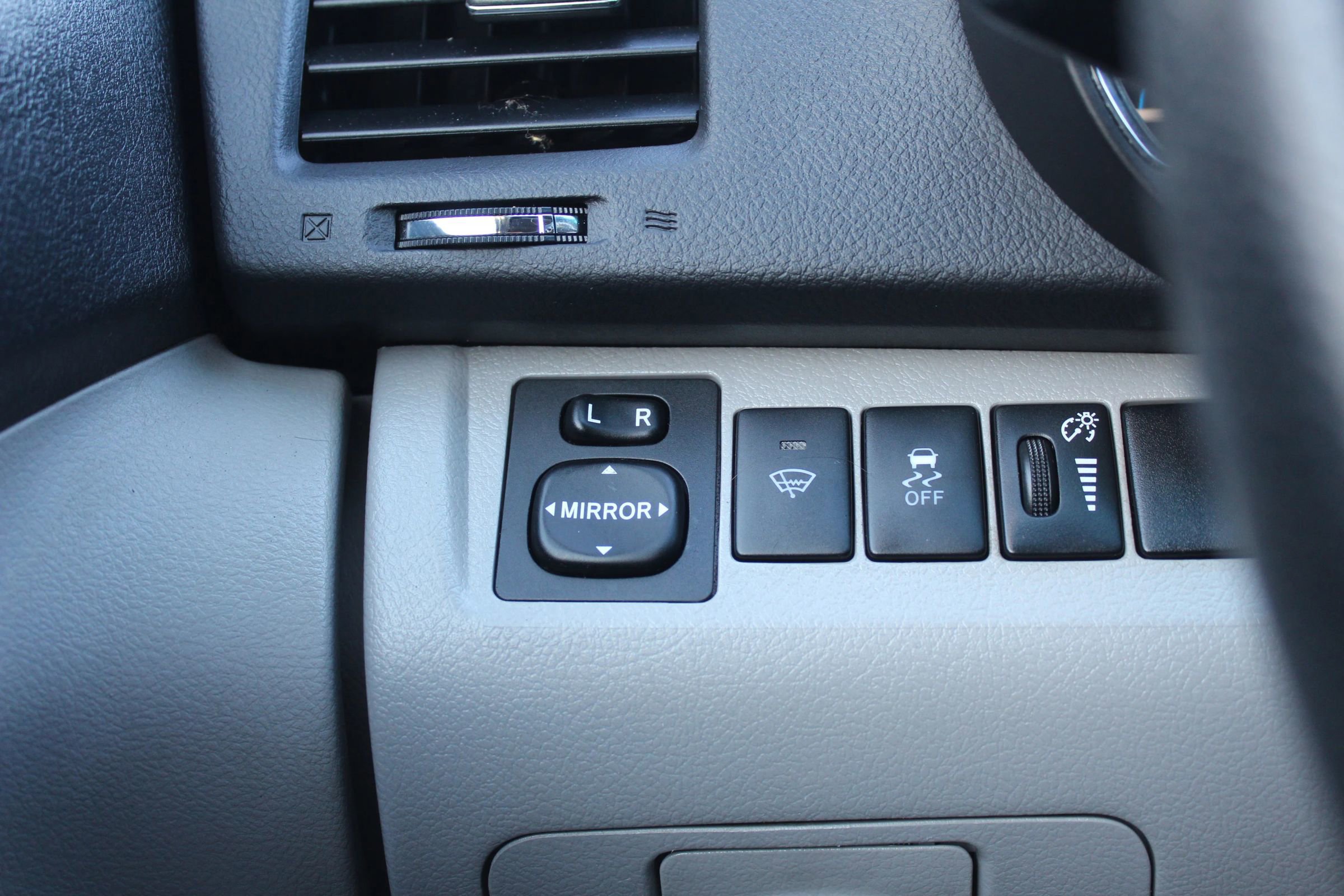 Used 2011 Toyota Highlander Hybrid w/ Cold Weather Pkg image 25