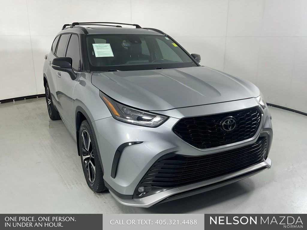 Used 2022 Toyota Highlander XSE FWD image 3