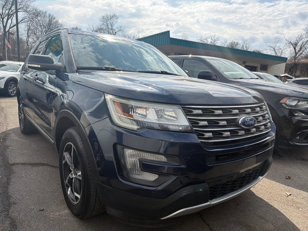 Used 2016 Ford Explorer XLT w/ Equipment Group 202A image 3