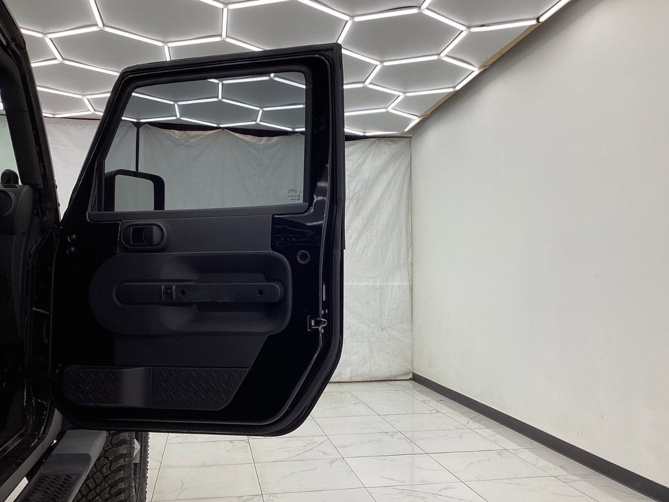 Used 2009 Jeep Wrangler Unlimited Sahara w/ Dual Top Group image 19