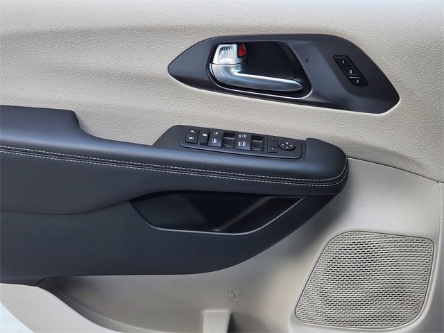 Used 2024 Chrysler Pacifica Touring-L image 21