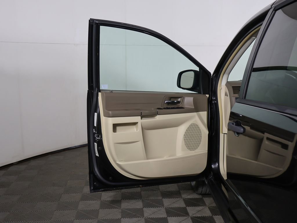 Used 2008 Chrysler Town & Country LX image 14