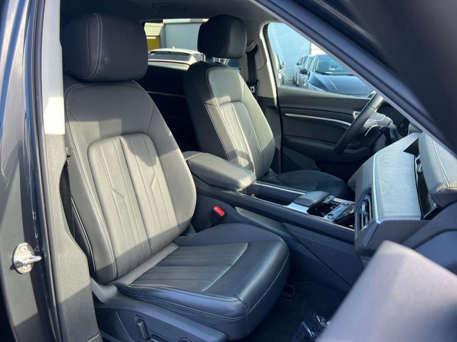 Used 2023 Audi e-tron Premium Plus w/ Premium Plus Package image 29