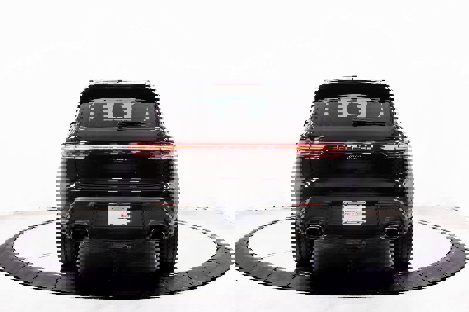 Certified 2025 Porsche Macan image 8