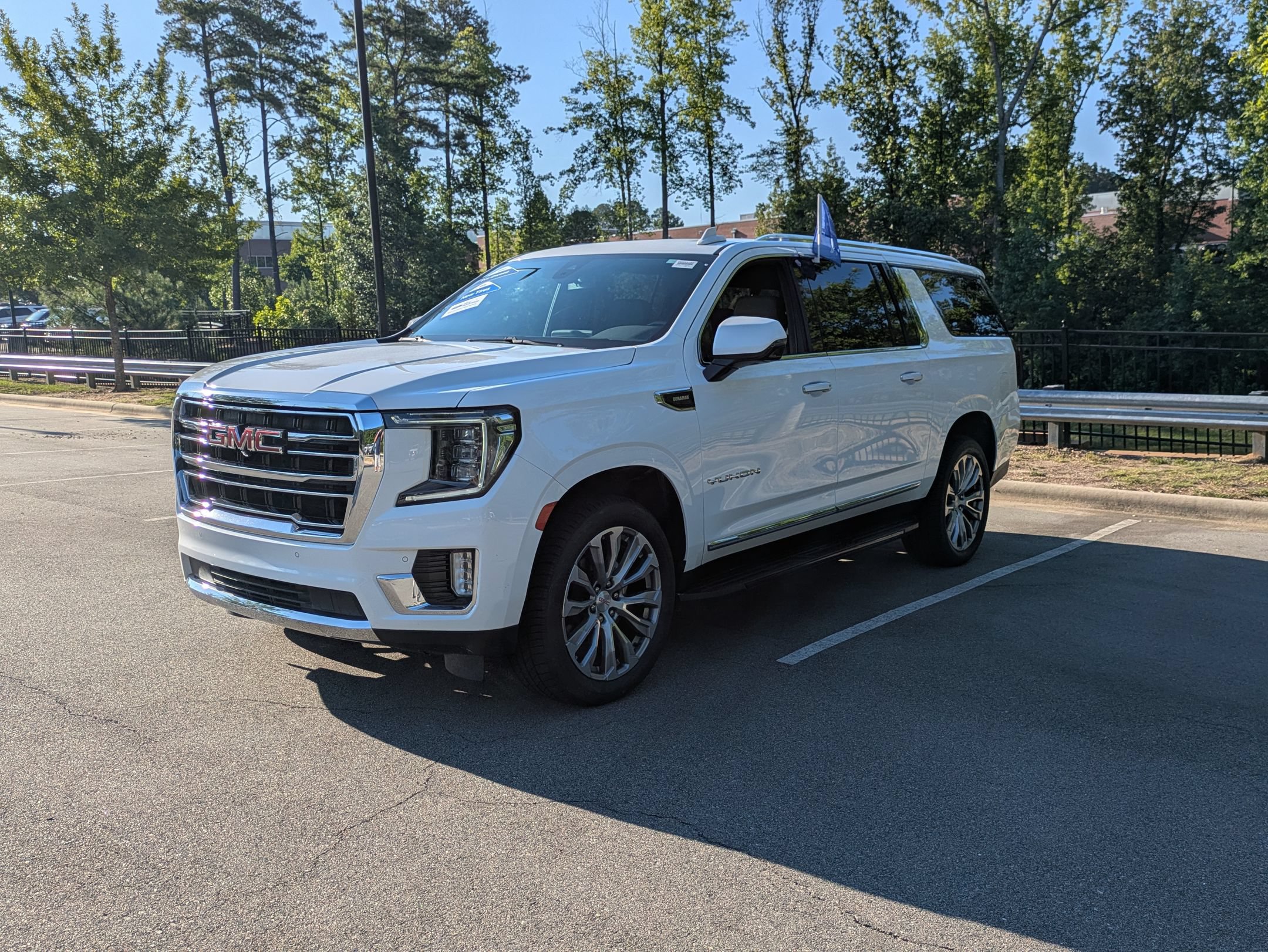 Used 2022 GMC Yukon XL SLT w/ SLT Luxury Package AWD/4WD image 8