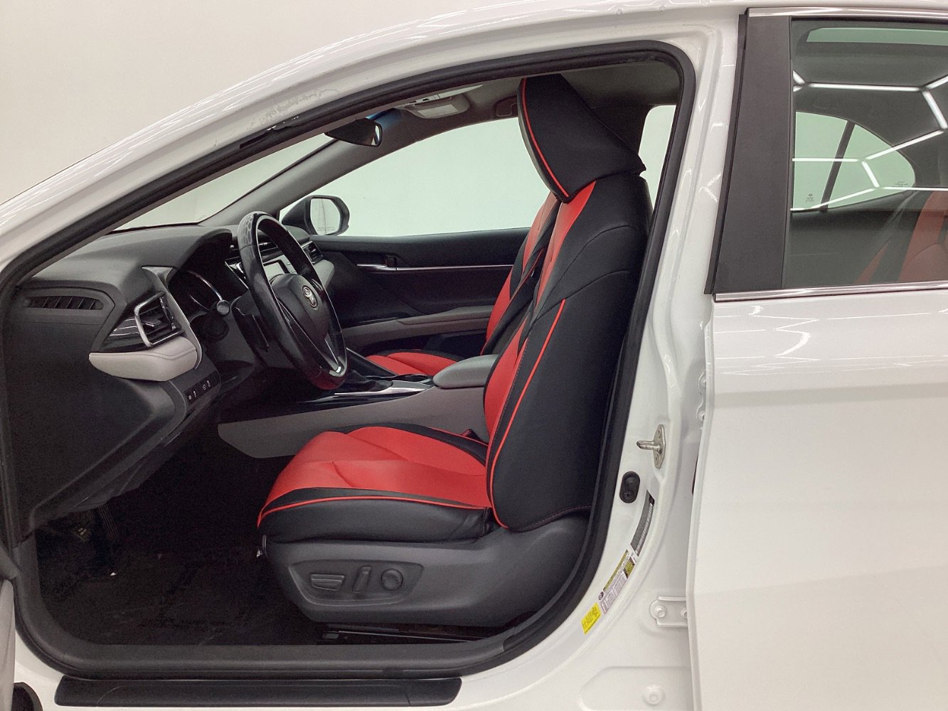 Used 2020 Toyota Camry SE image 14