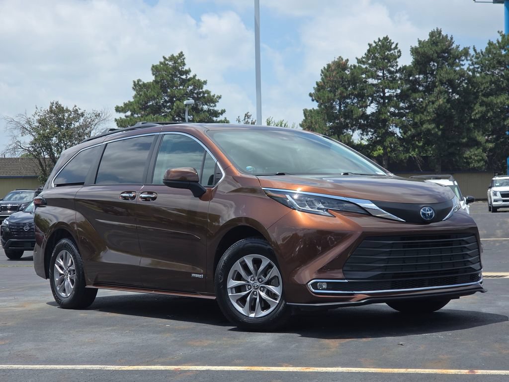 Used 2021 Toyota Sienna XLE FWD image 1