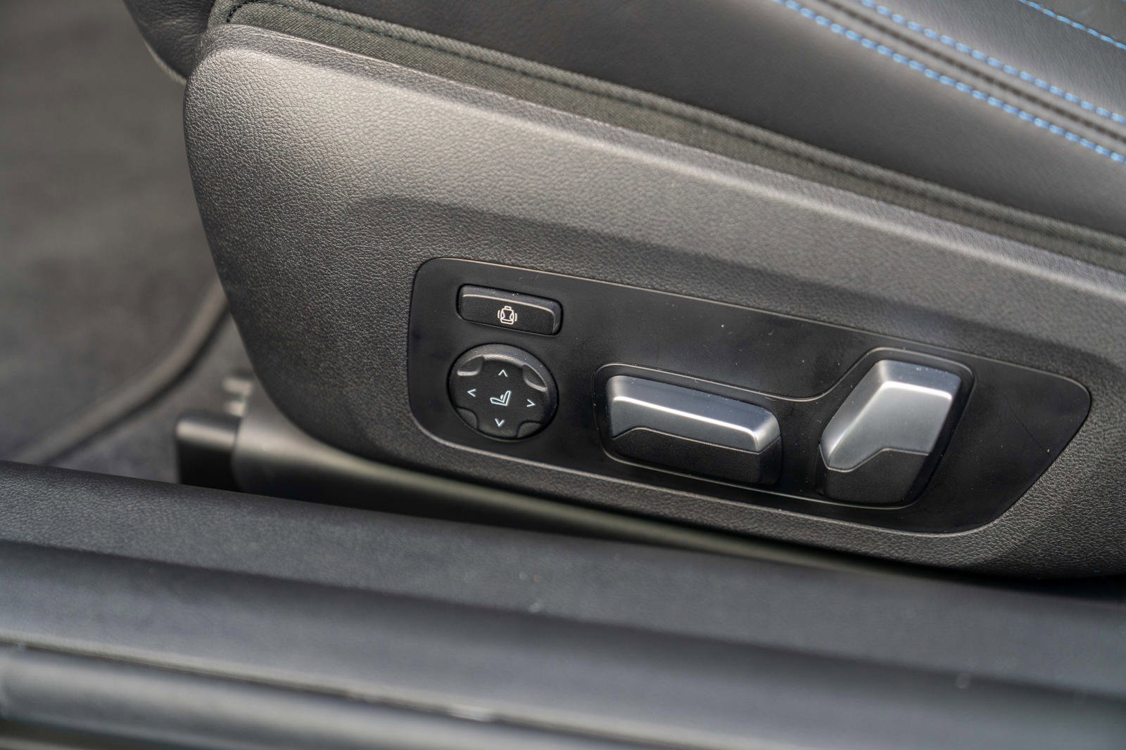 Used 2024 BMW M2 w/ Lighting Package image 19