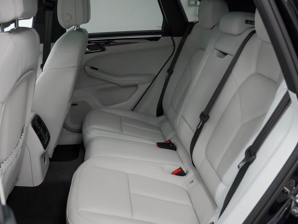 Used 2025 Porsche Macan image 18