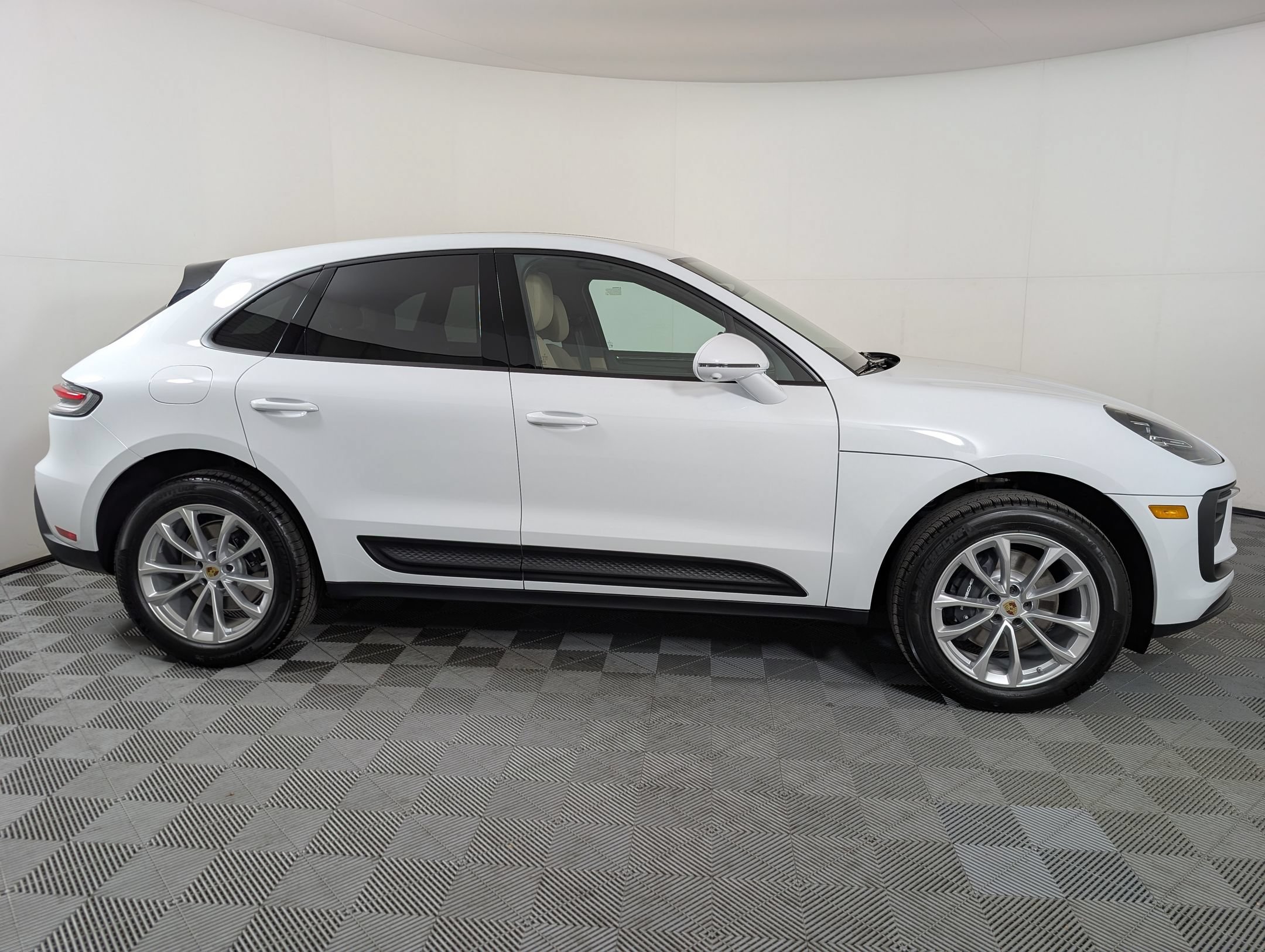 Certified 2026 Porsche Macan AWD/4WD image 9