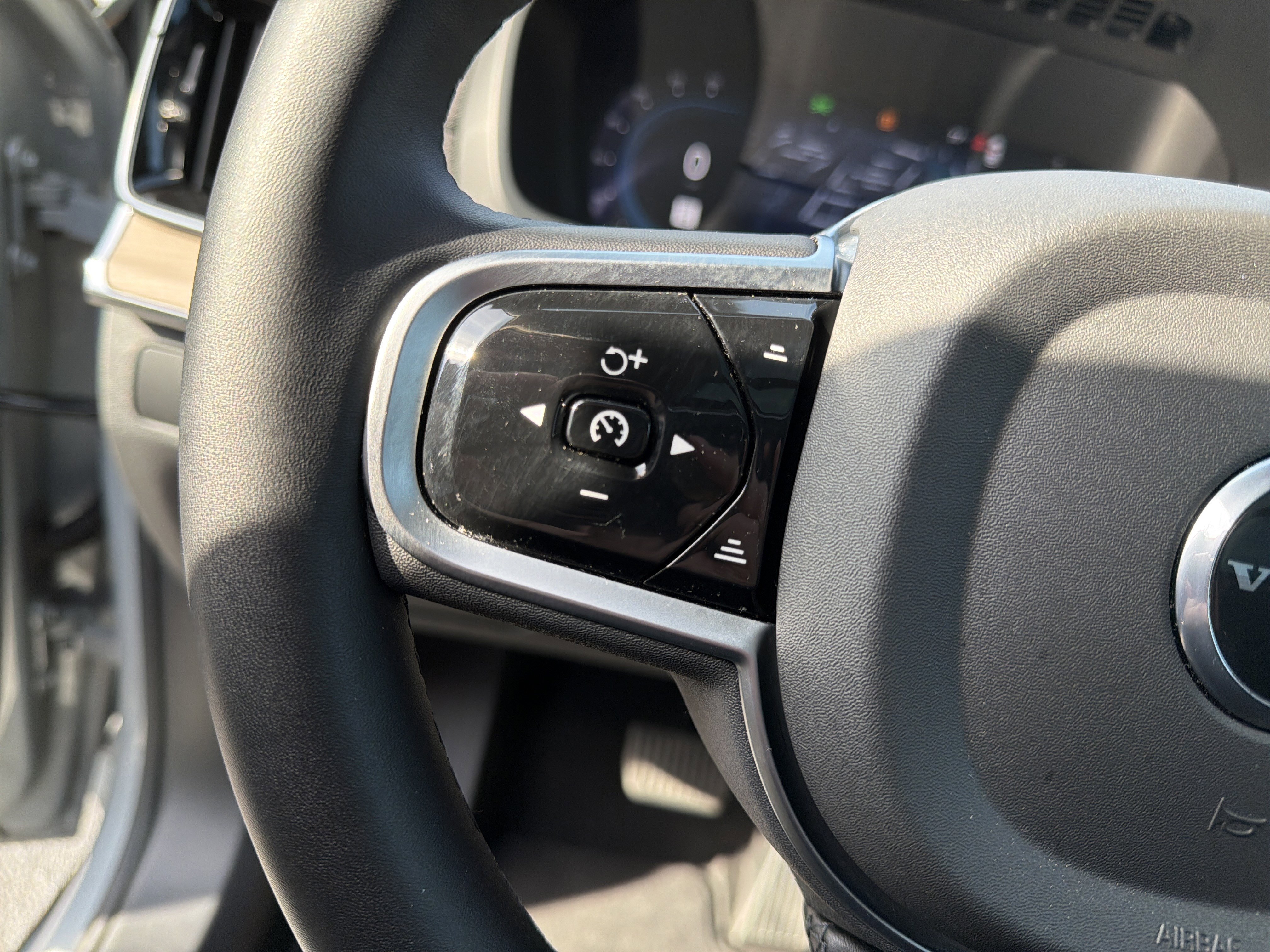 Certified 2025 Volvo XC90 B6 Plus image 19