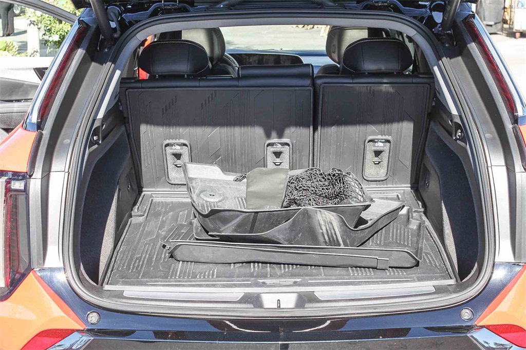 Used 2025 Cadillac Optiq Sport 2 w/ LPO, Floor Liner Package image 32