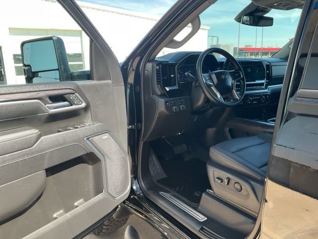 Used 2025 Chevrolet Silverado 2500 LTZ w/ LTZ Plus Package image 2