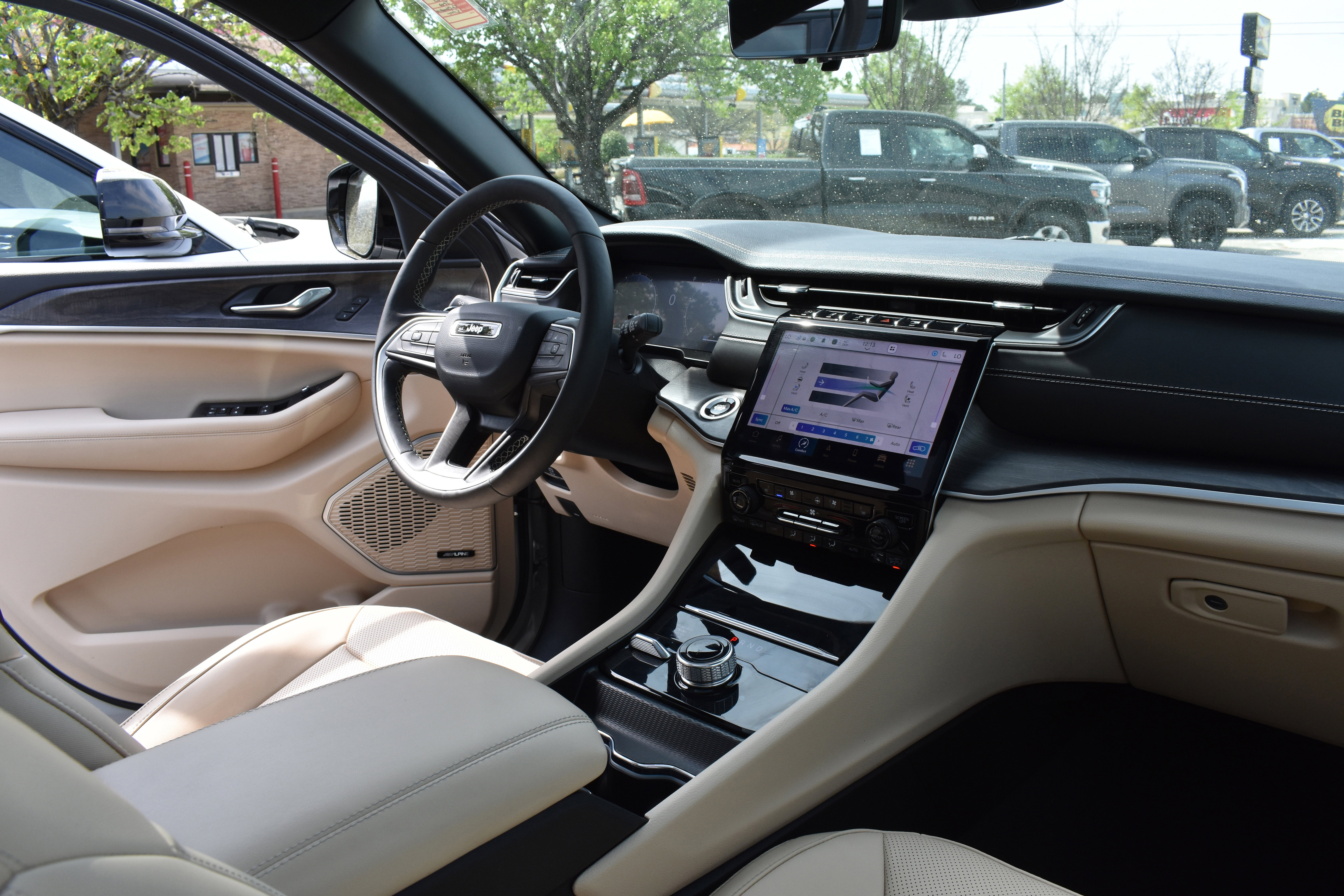 Used 2025 Jeep Grand Cherokee Limited w/ Luxury Tech Group II image 33