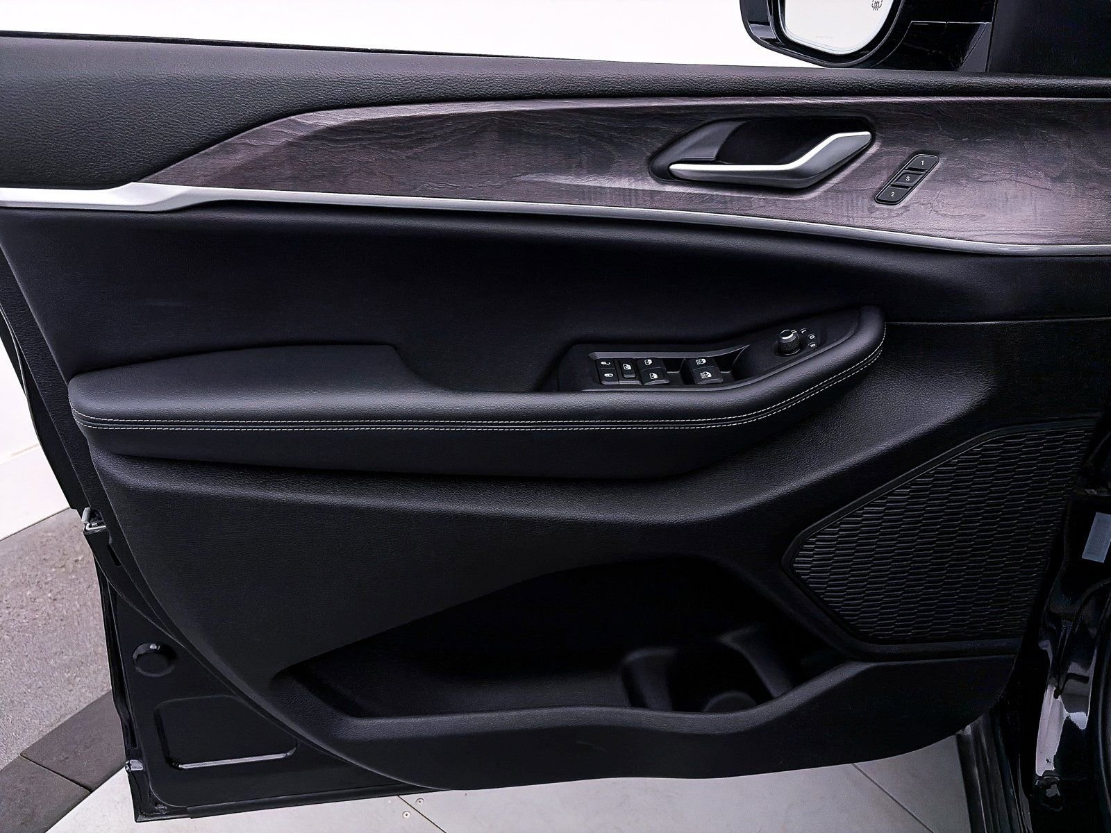 Used 2024 Jeep Grand Cherokee L Limited w/ Luxury Tech Group II image 16