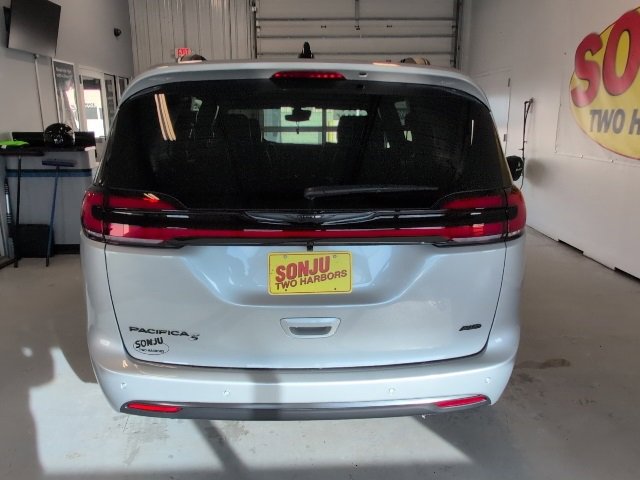 New 2026 Chrysler Pacifica Select image 4