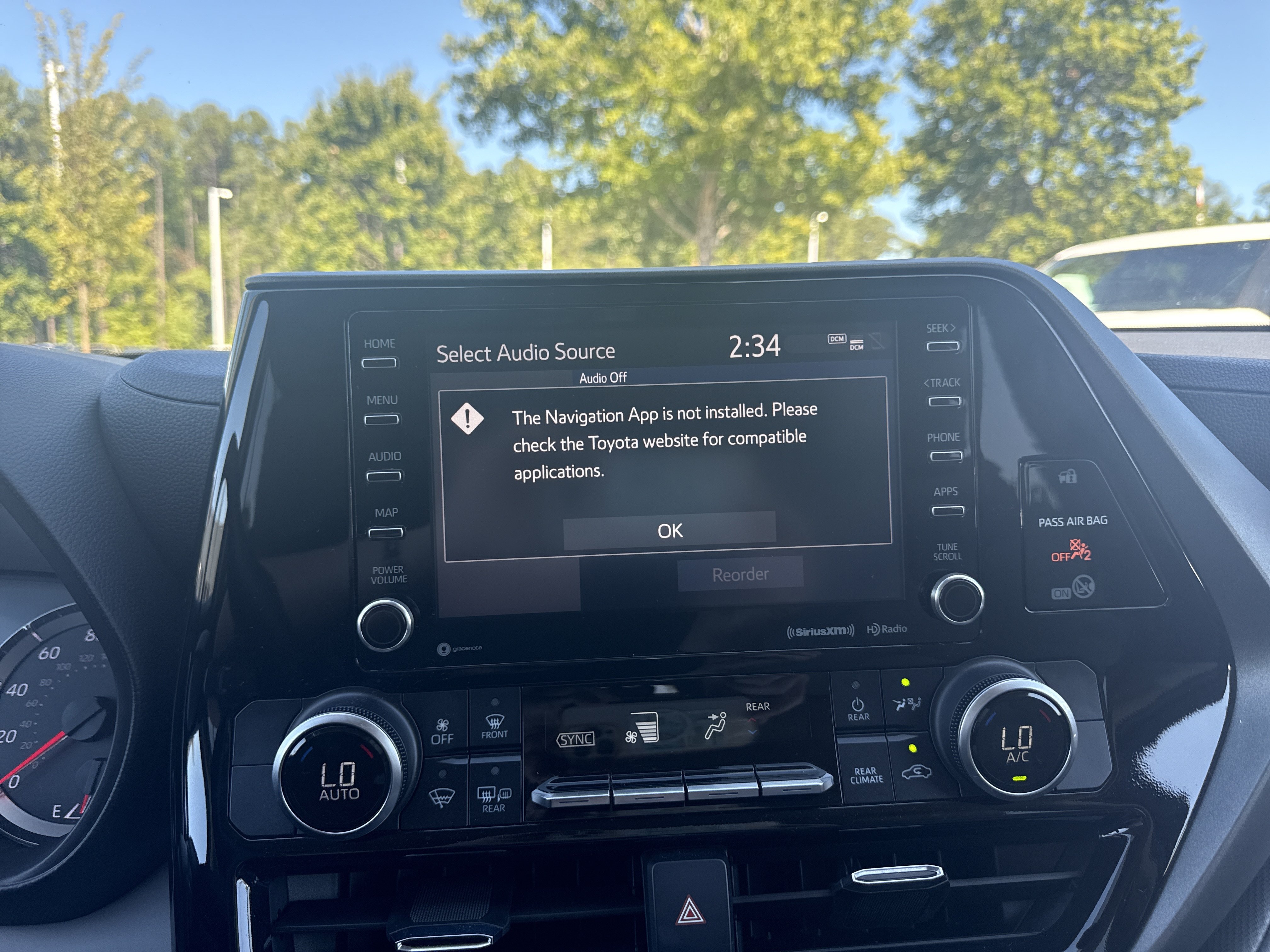 Used 2021 Toyota Highlander LE FWD image 24