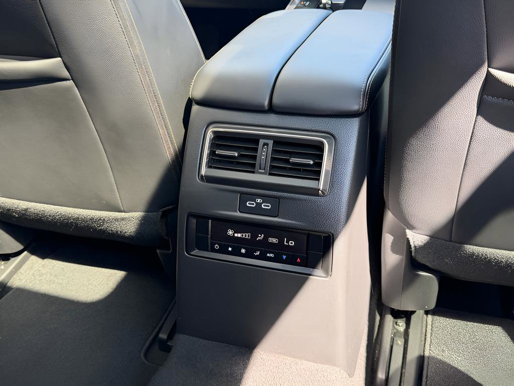 Used 2025 MAZDA CX-70 Plug-In Hybrid w/ Premium Pkg image 32